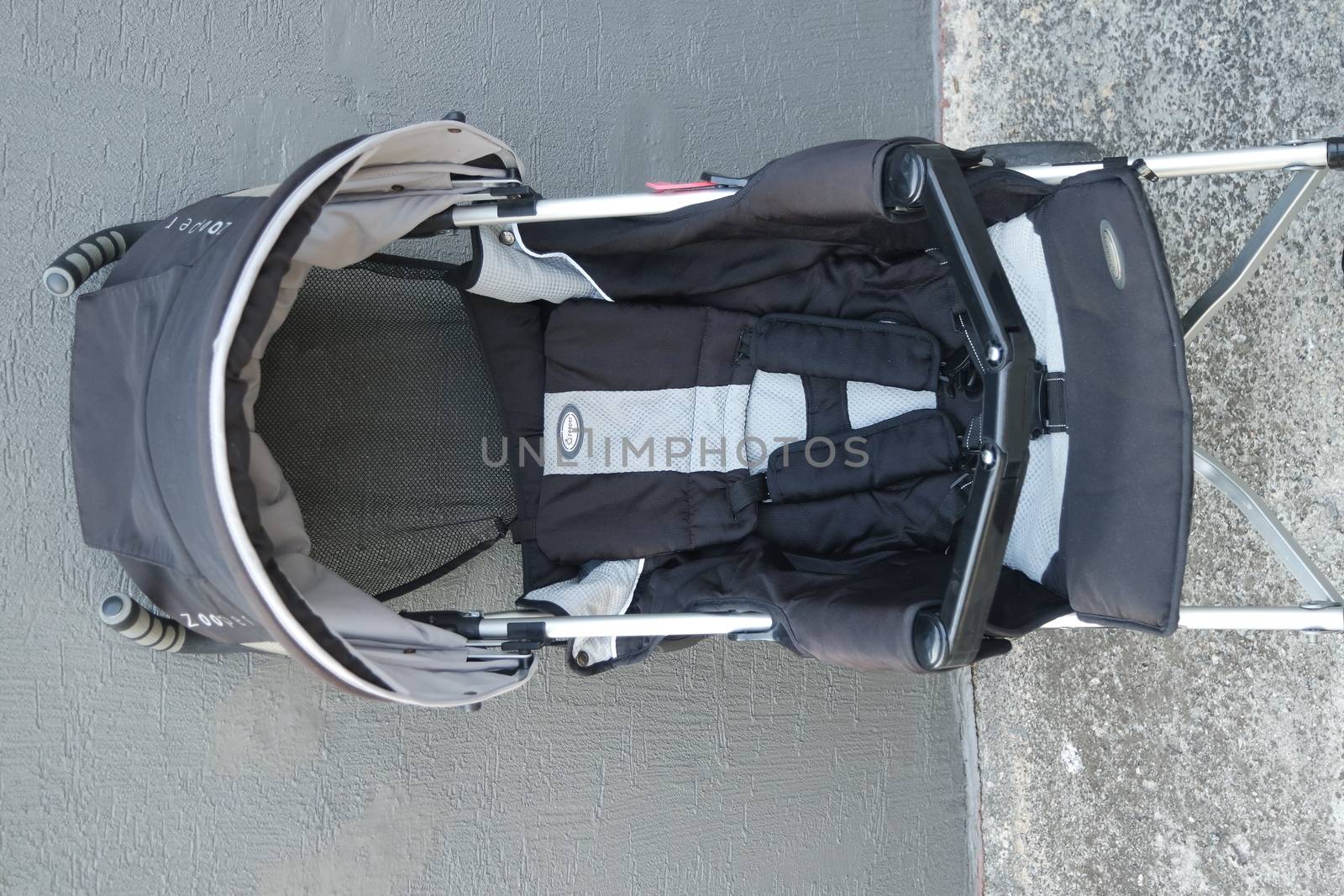 Black color baby stroller with head covering by Photochowk