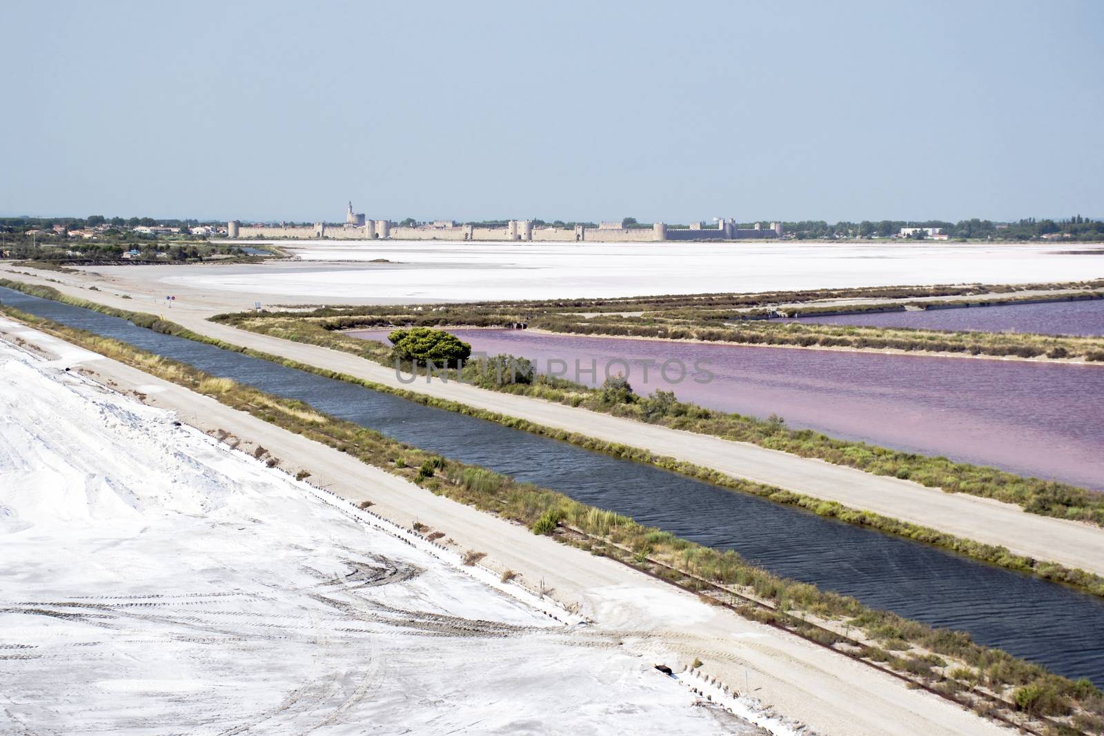 Le rosse saline di Aigües Mortes , con la città fortificata sullo sfondo