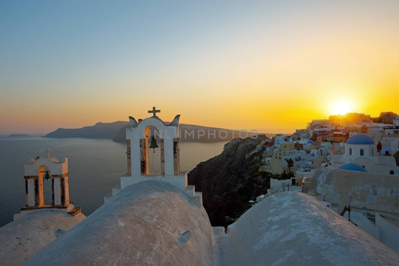 The last rays of the sun in Oia by elxeneize