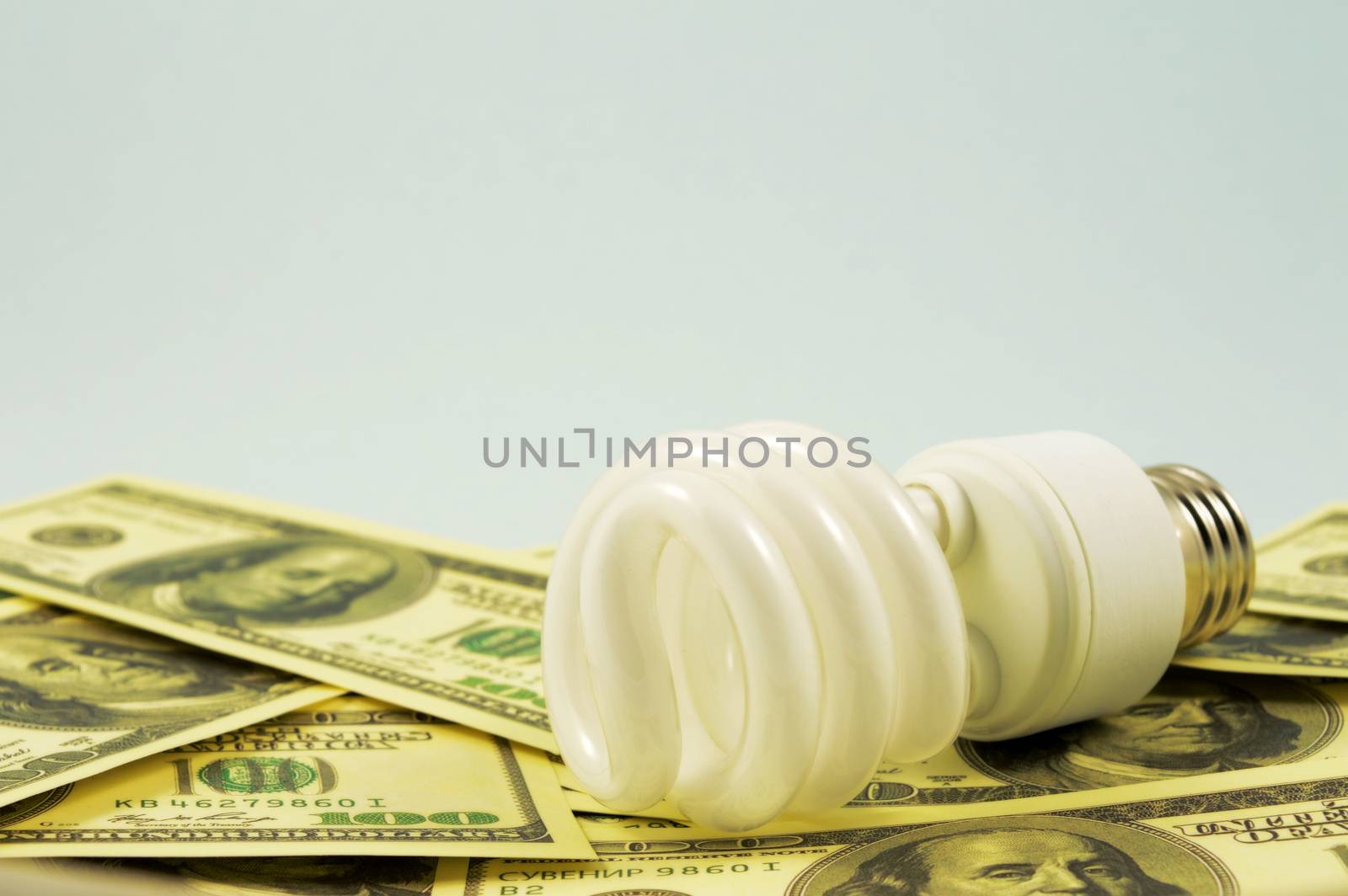 An image based on how CFL bulbs can save you money by using them over standard lights.