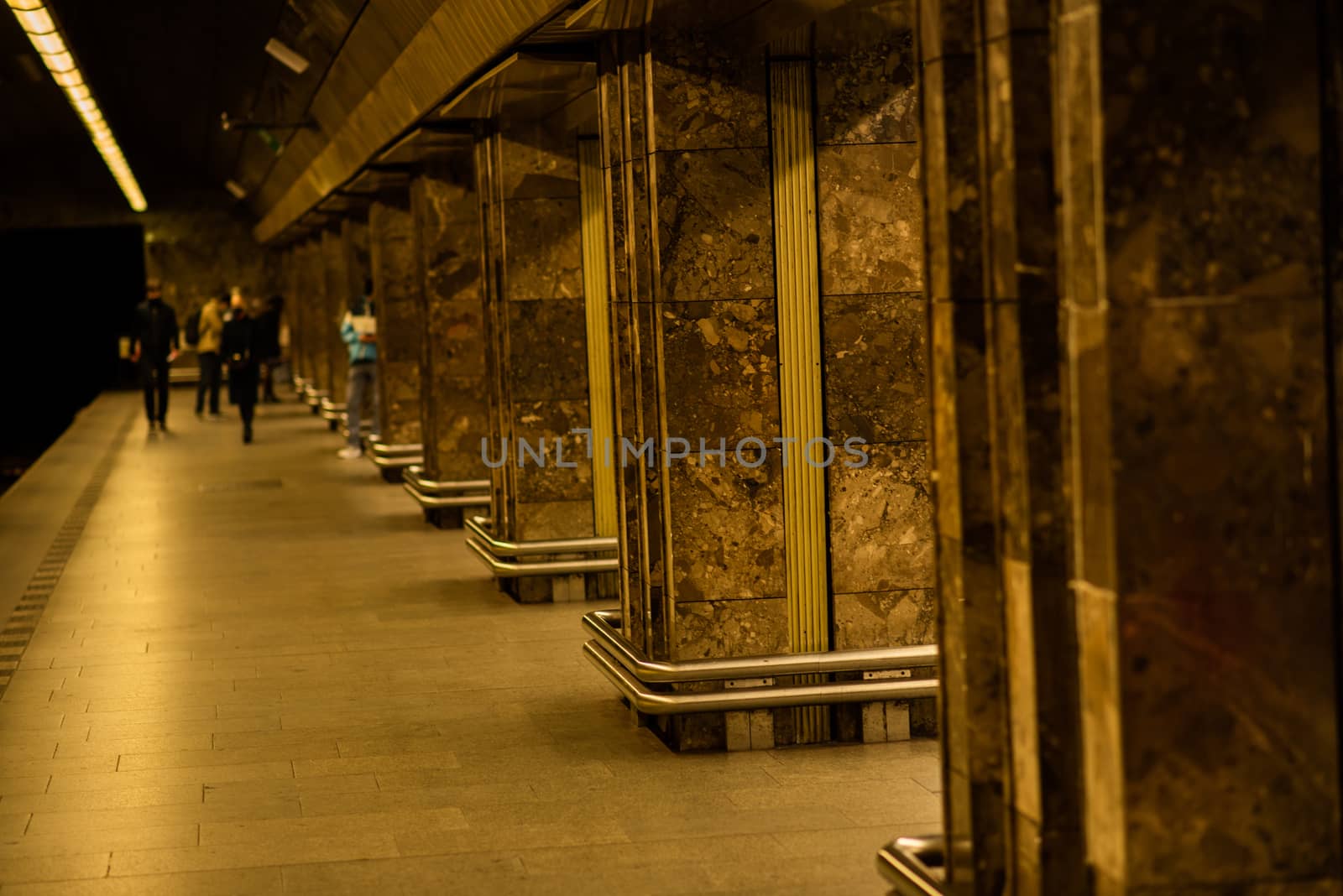 Subway station waiting for train by gonzalobell