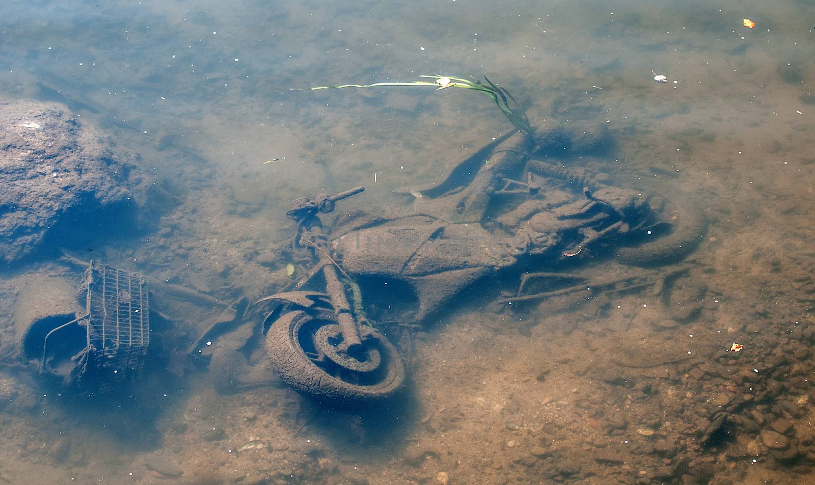 abandoned motor bike in the river avon in bath england by sirspread