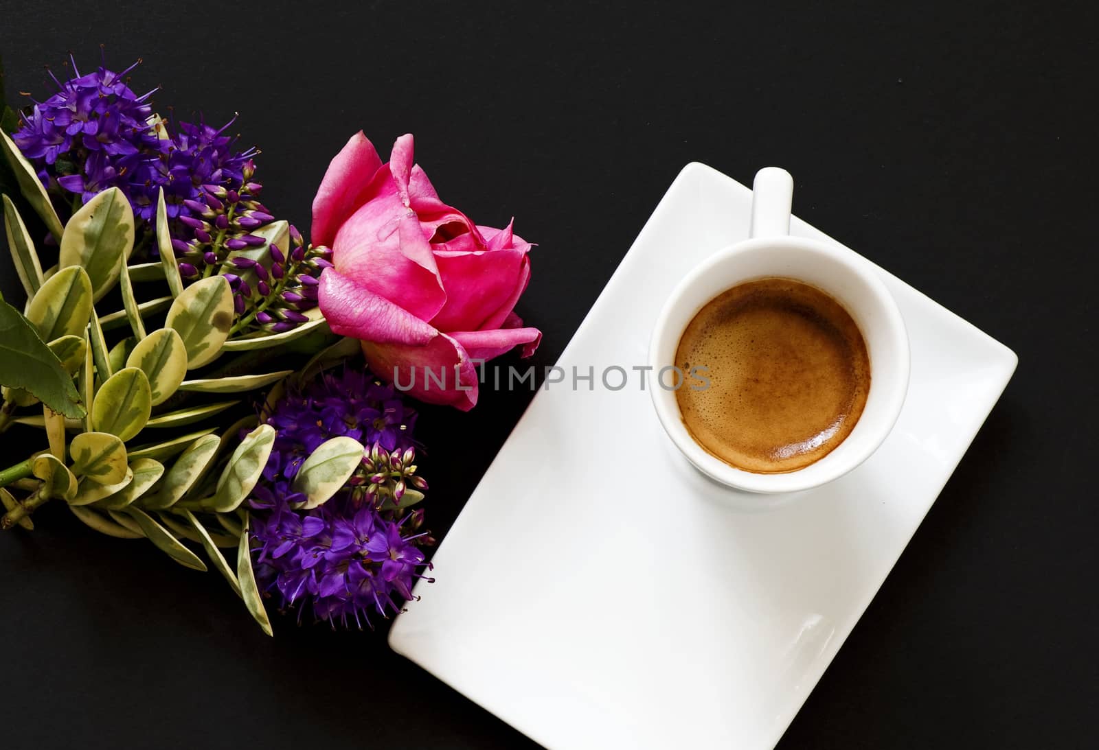 Particular decoration of the coffee cup positioned on the rectangular plate