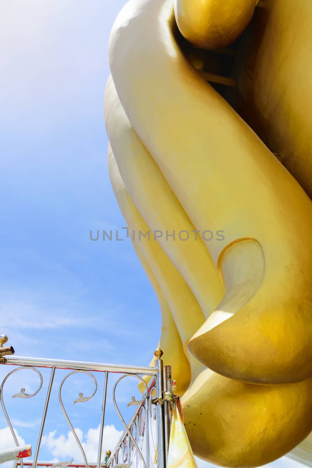 Hand of golden Buddha Statue. by wattanaphob