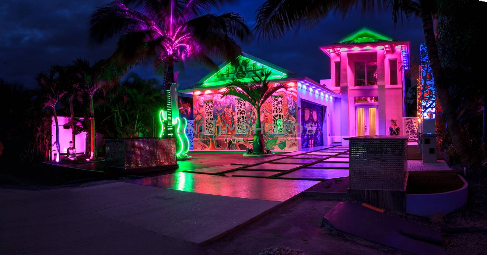 Fun, colorful, artistic house done in the creative style of Las by steffstarr