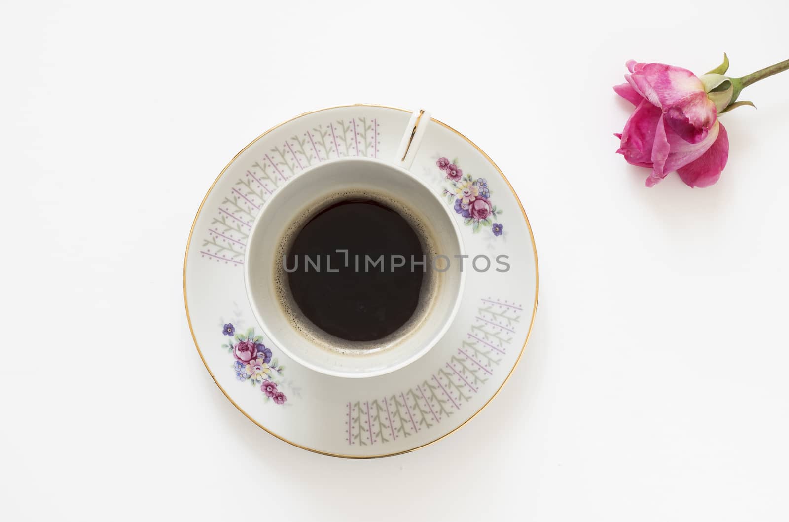 Presentation of a cup of coffee with floral decorations