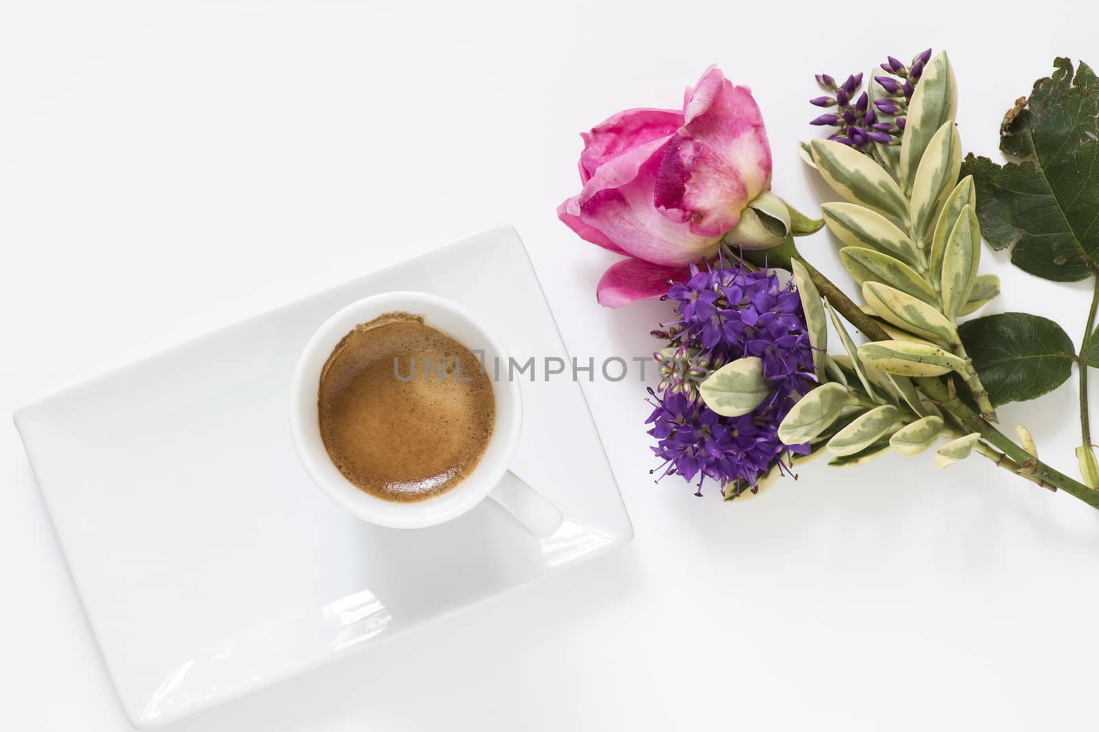 Presentation of a cup of coffee with floral decorations