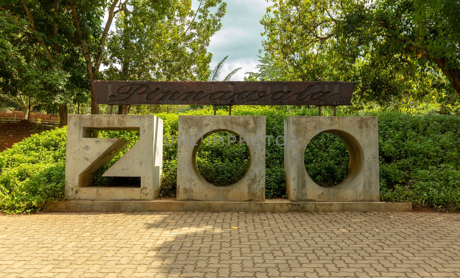 Entrance at Pinnawala ZOO by nilanka