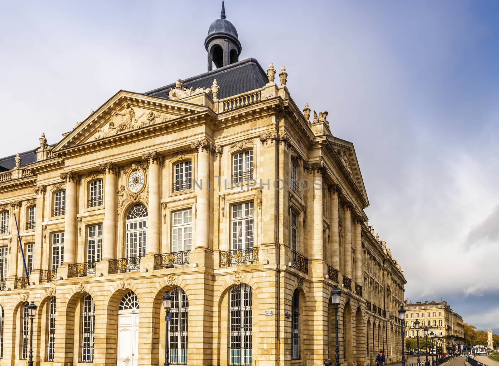 The first open square in Europe, it is bordered by two symmetrical pavilions: the Stock Exchange Palace and the Customs Hotel. These two buildings still retain their initial function as chambers of commerce and customs administration.