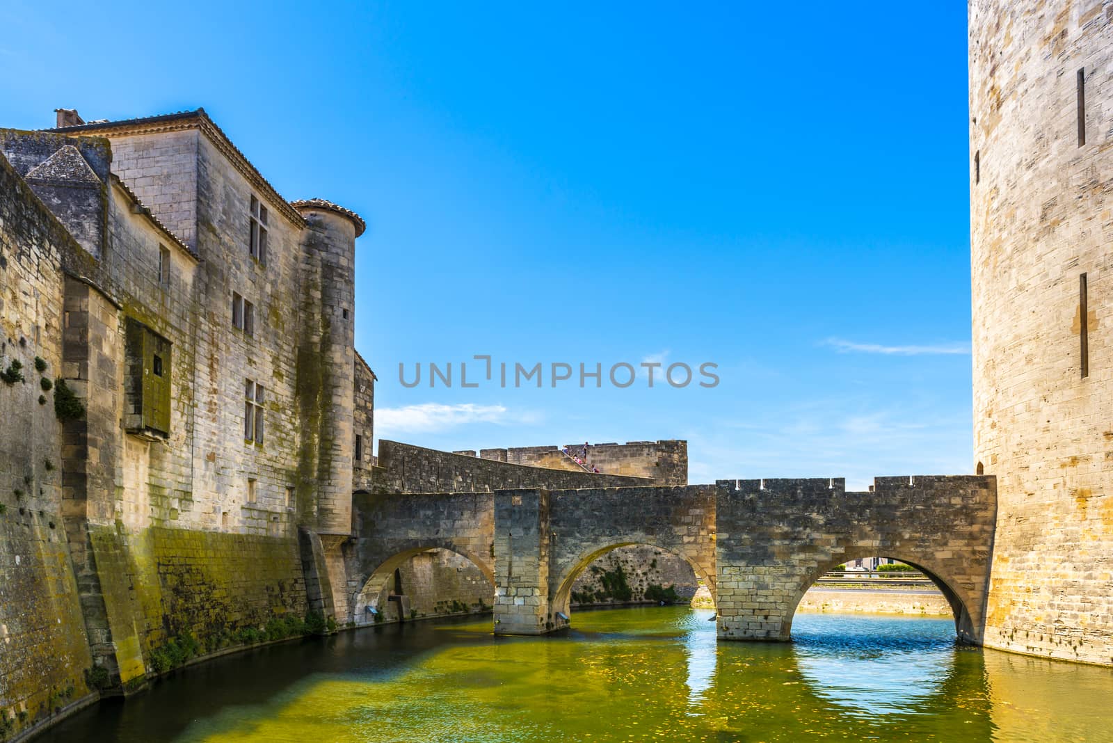 The moats surrounding the city of Aigues-Mortes and the bridge spanning them, which connects the city to the tower of Constance.