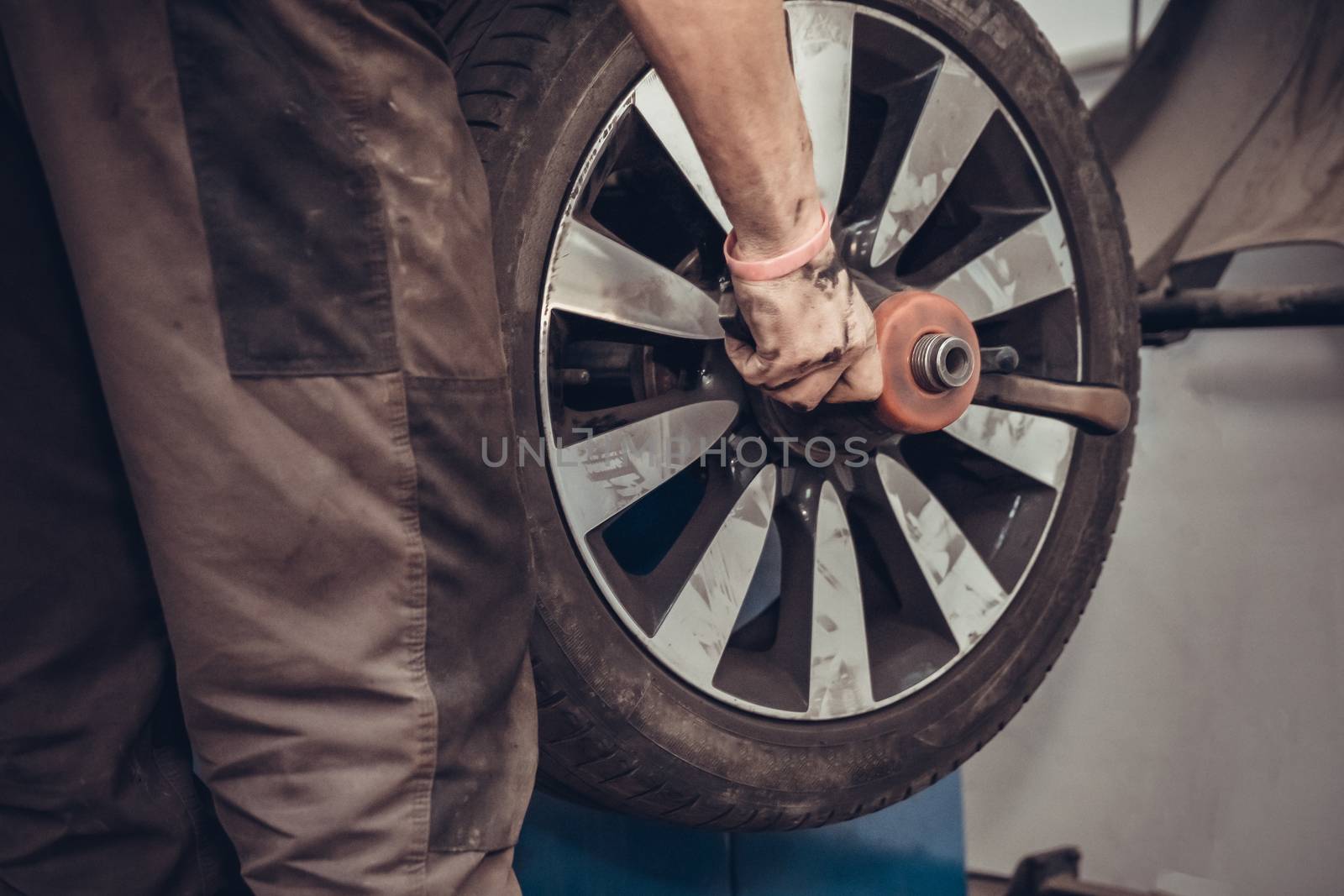 vehicle wheel balancing machine workshop.