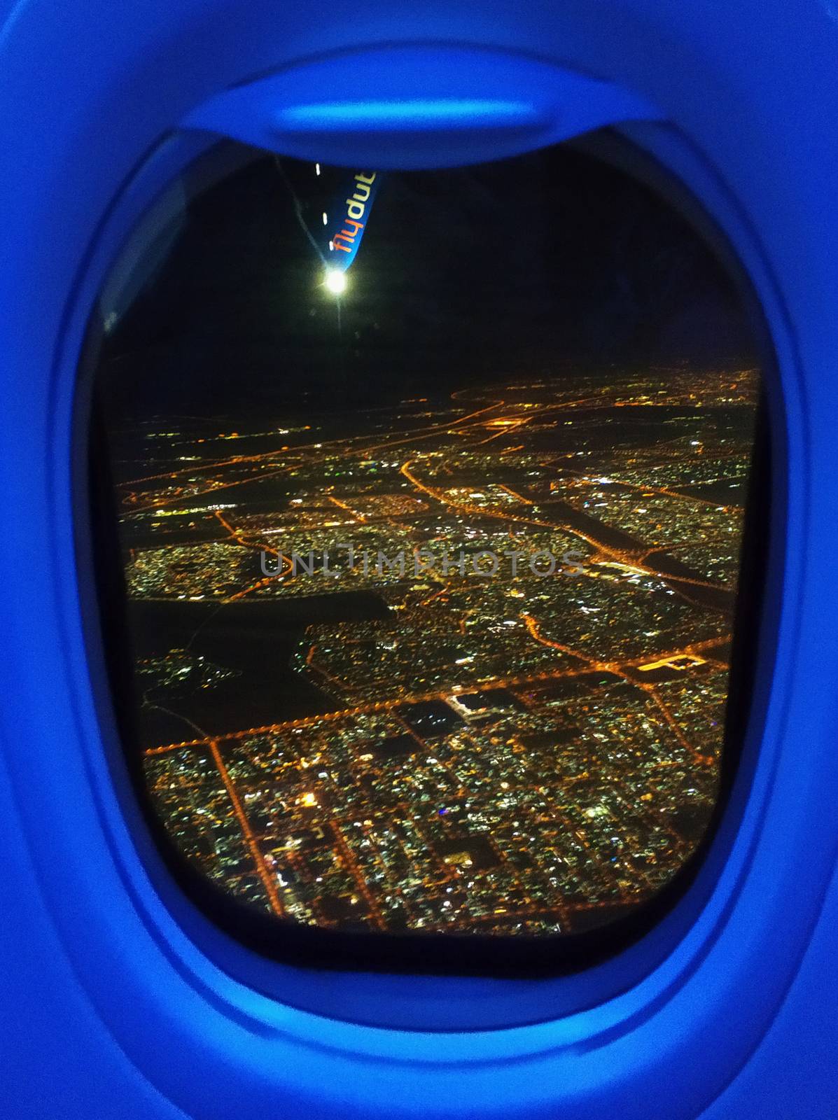 the view from the plane to the lights of the night city.
