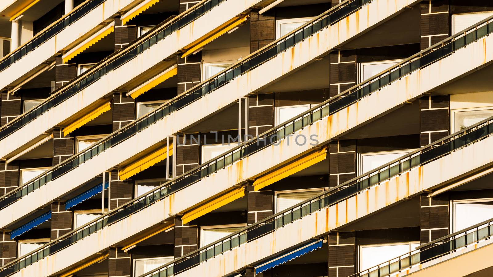 Apartment building pattern by dutourdumonde