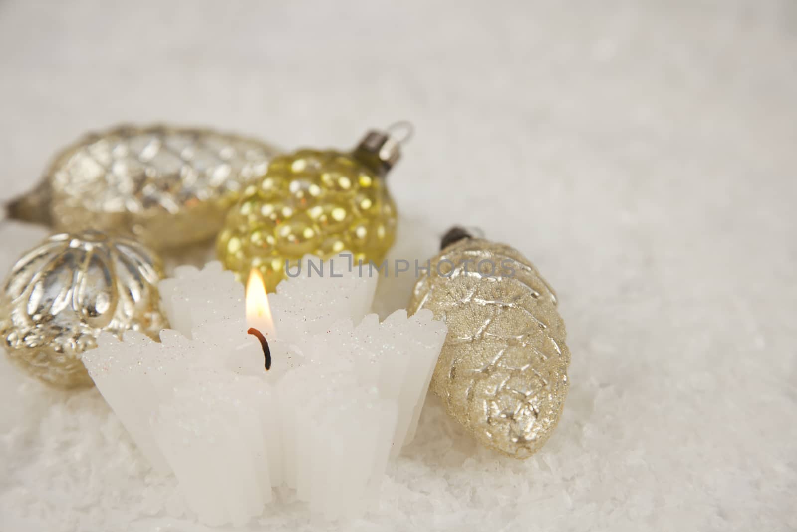 White Christmas glitter decoration with candlelight an baubles