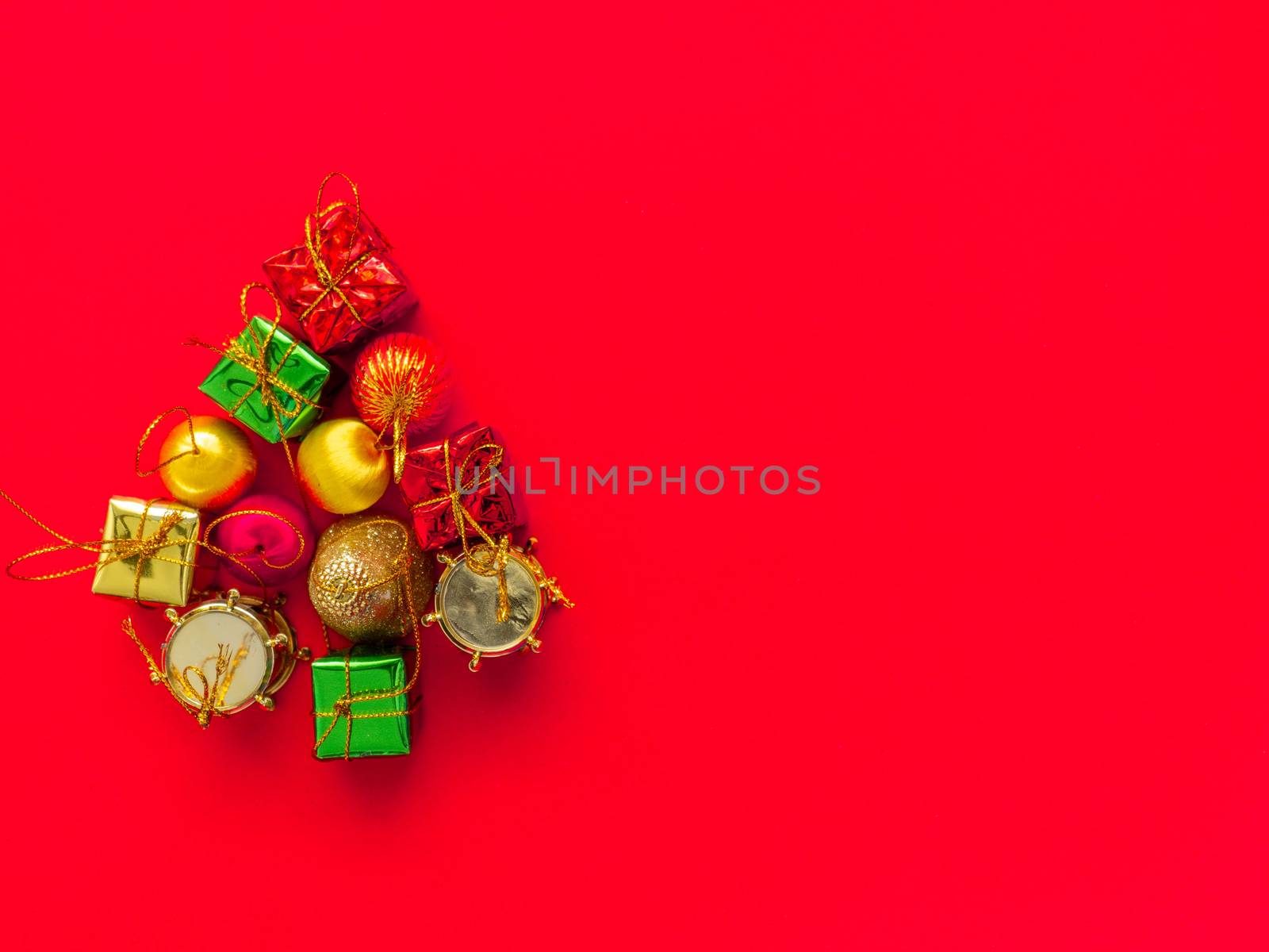 Christmas tree decorations, gift boxes, ball drop
On a red background To beautify the Christmas tree