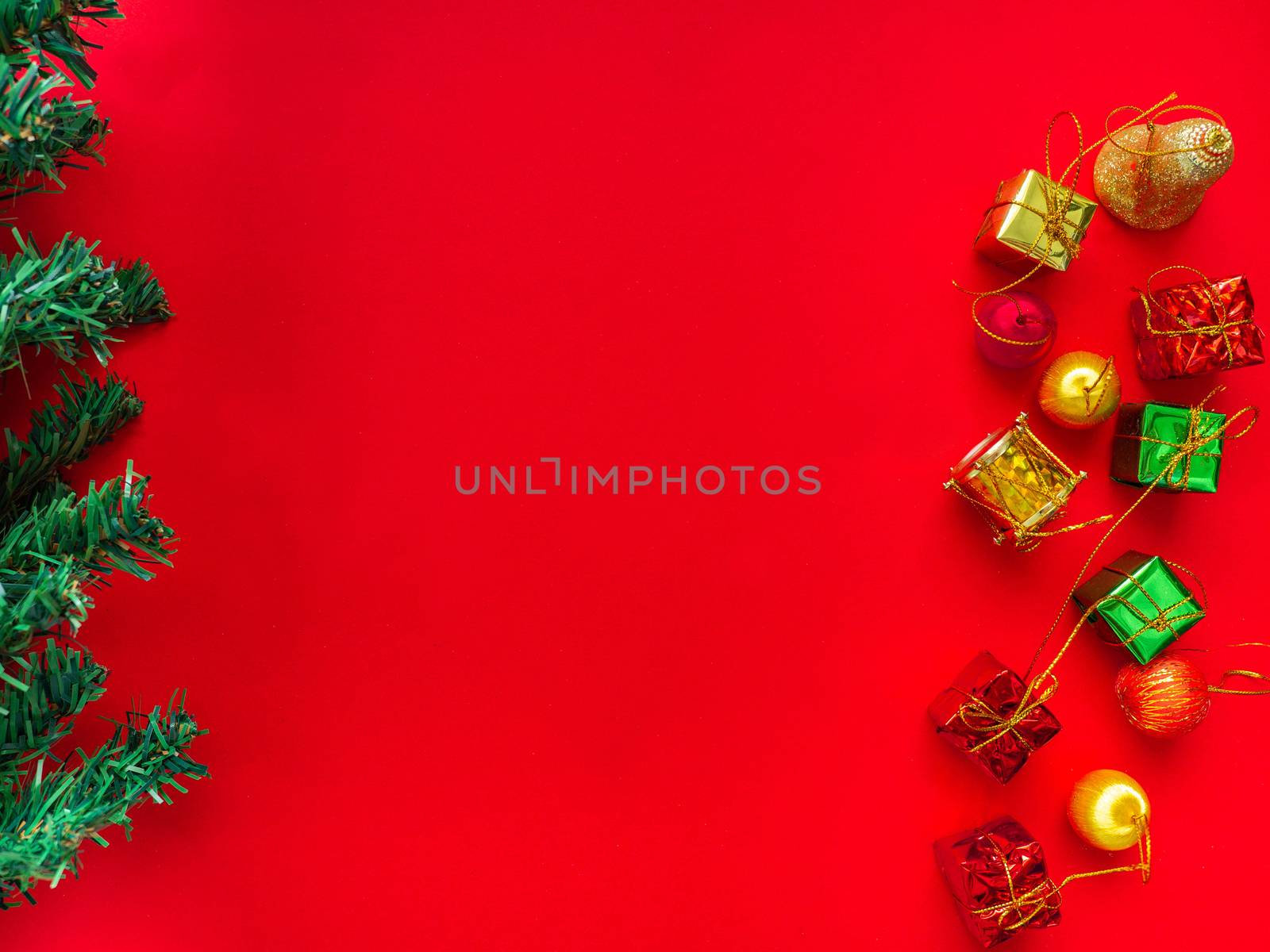 Christmas tree decorations, gift boxes, ball drop
On a red background To beautify the Christmas tree