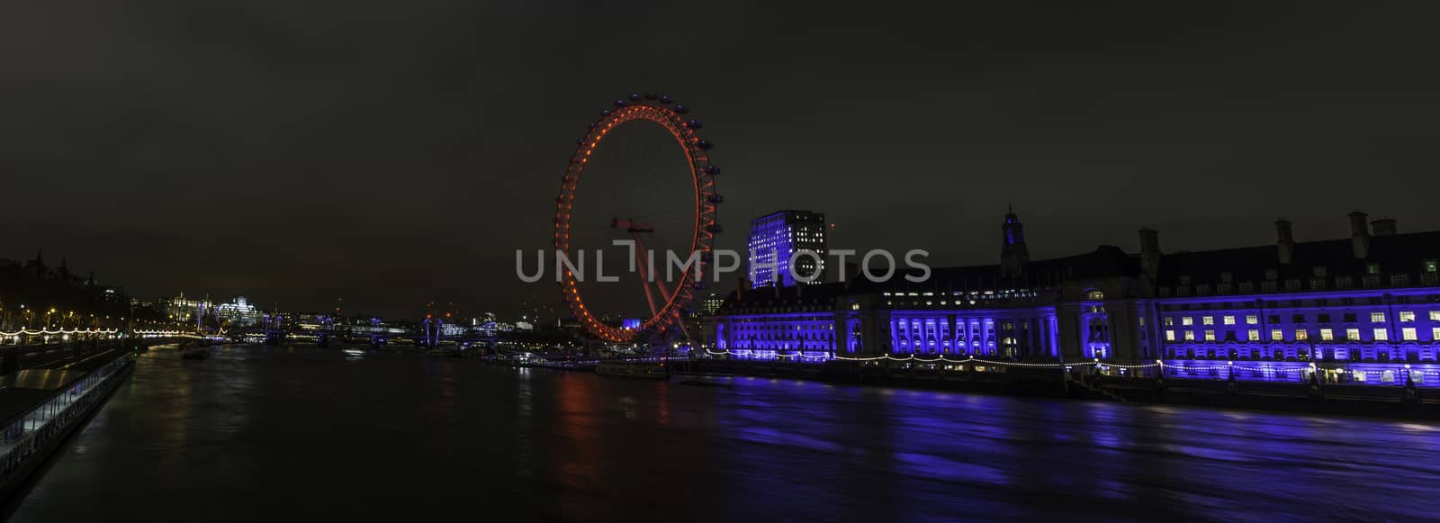 panoramic view of London with the "Eye" over the Thames river