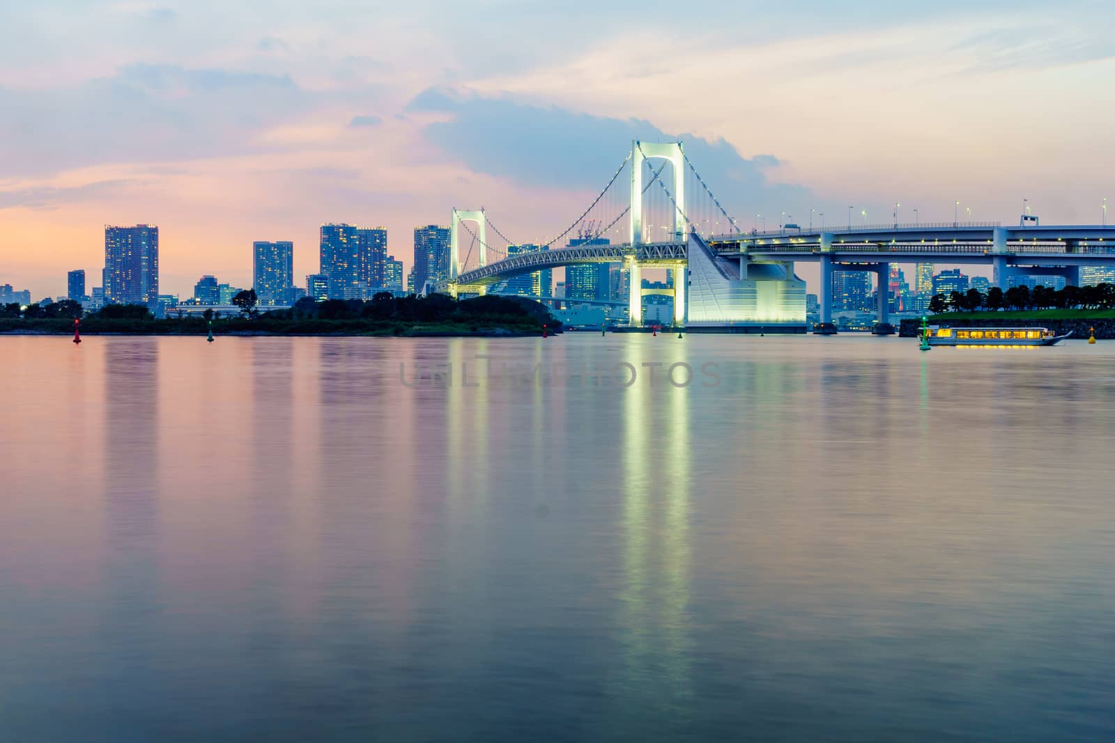 Sunset with city skyline and the Rainbow Bridge, Tokyo by RnDmS