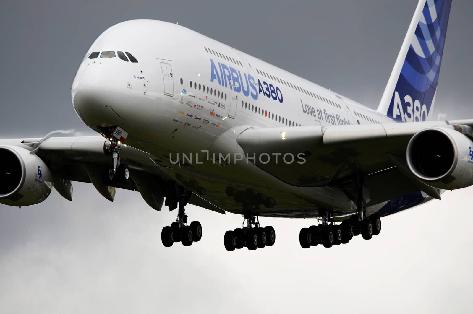 Airbus A380 in flight by dutourdumonde