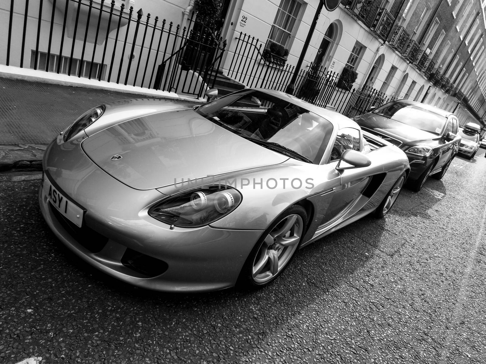 Porsche Carrera GT in London, black and white photography by dutourdumonde