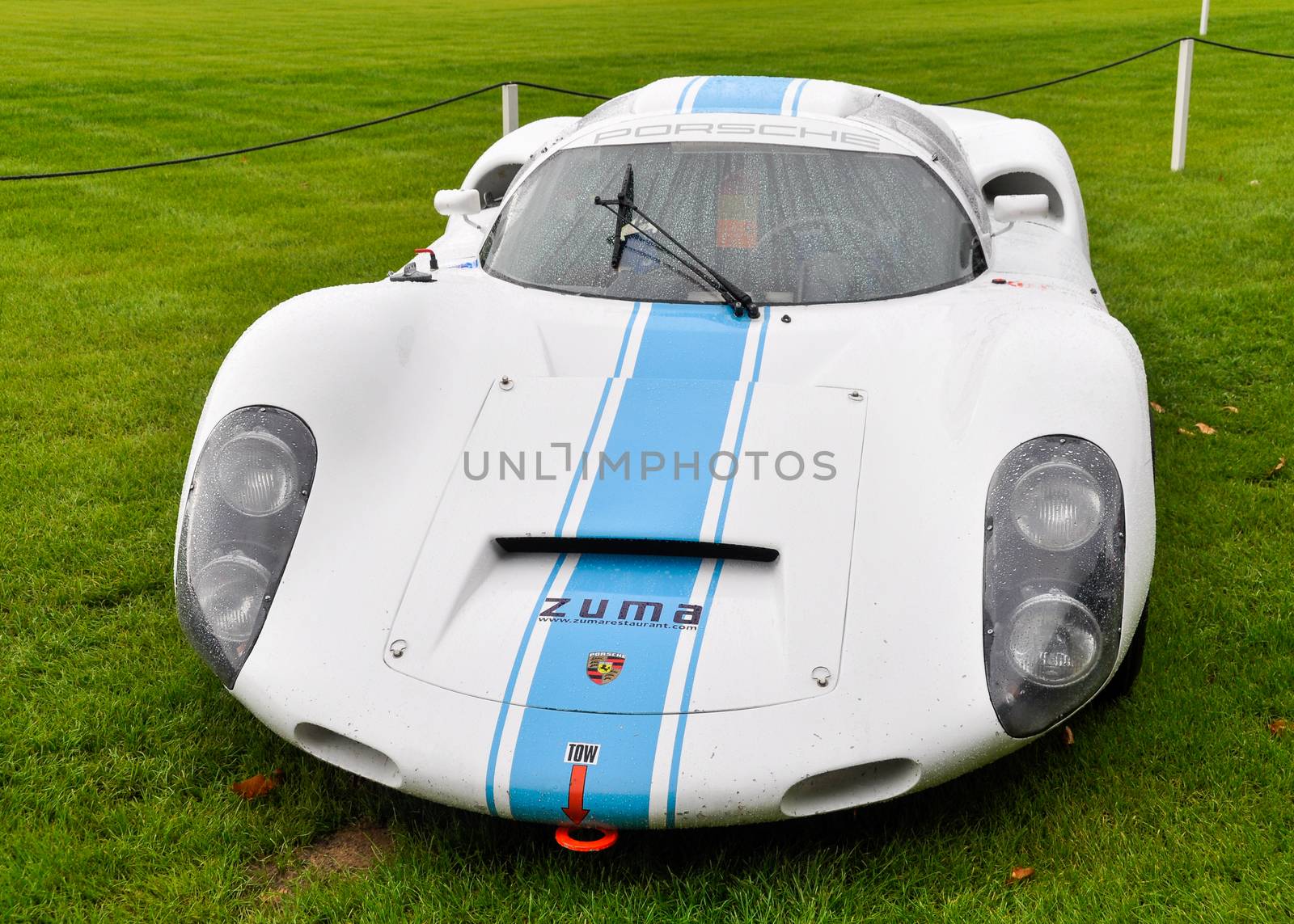 Porsche 910 racing car by dutourdumonde