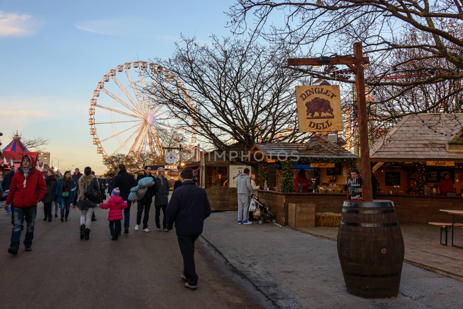 Winter Wonderland in Hyde Park, London by dutourdumonde