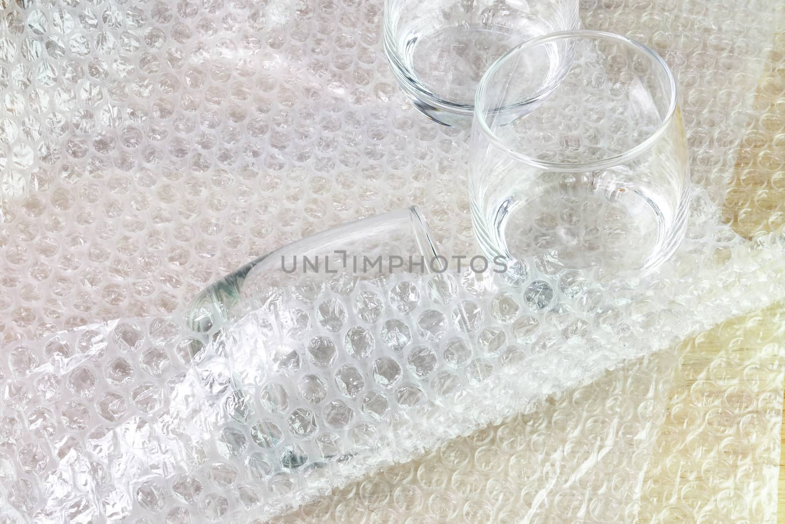 the bubble wrap cover water glass in box for protection product cracked or insurance During transit  

