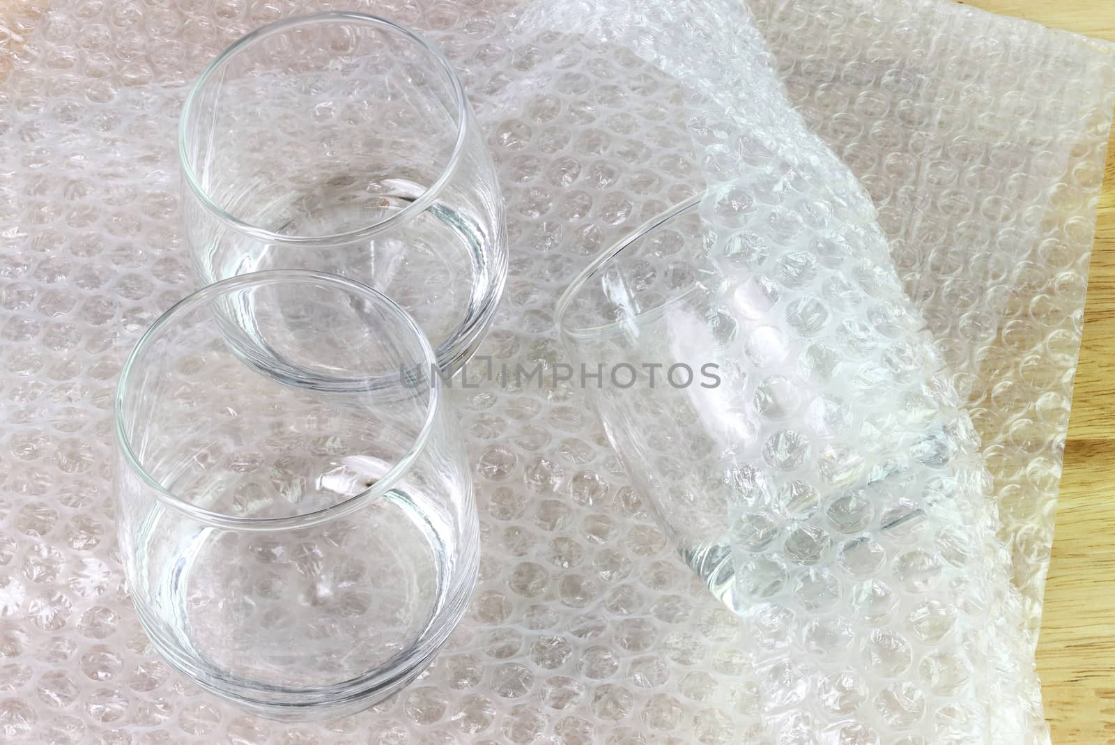 the bubble wrap cover water glass in box for protection product cracked or insurance During transit  

