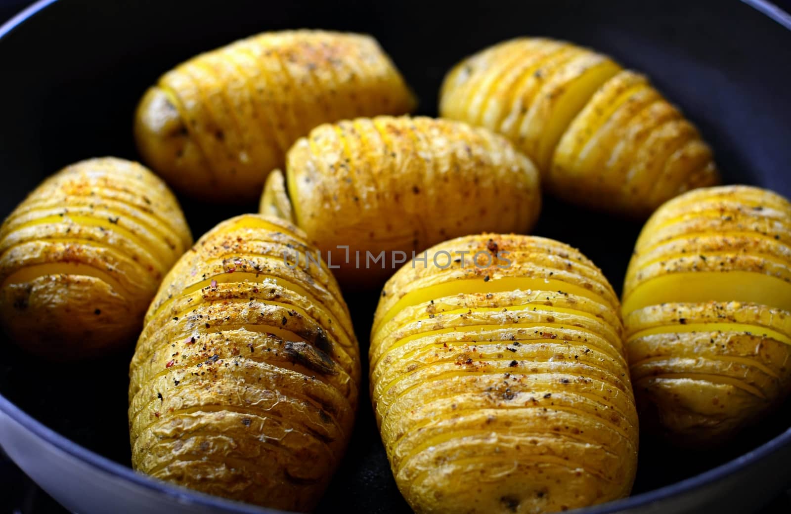 Baked crispy hasselback potatoes. by hamik