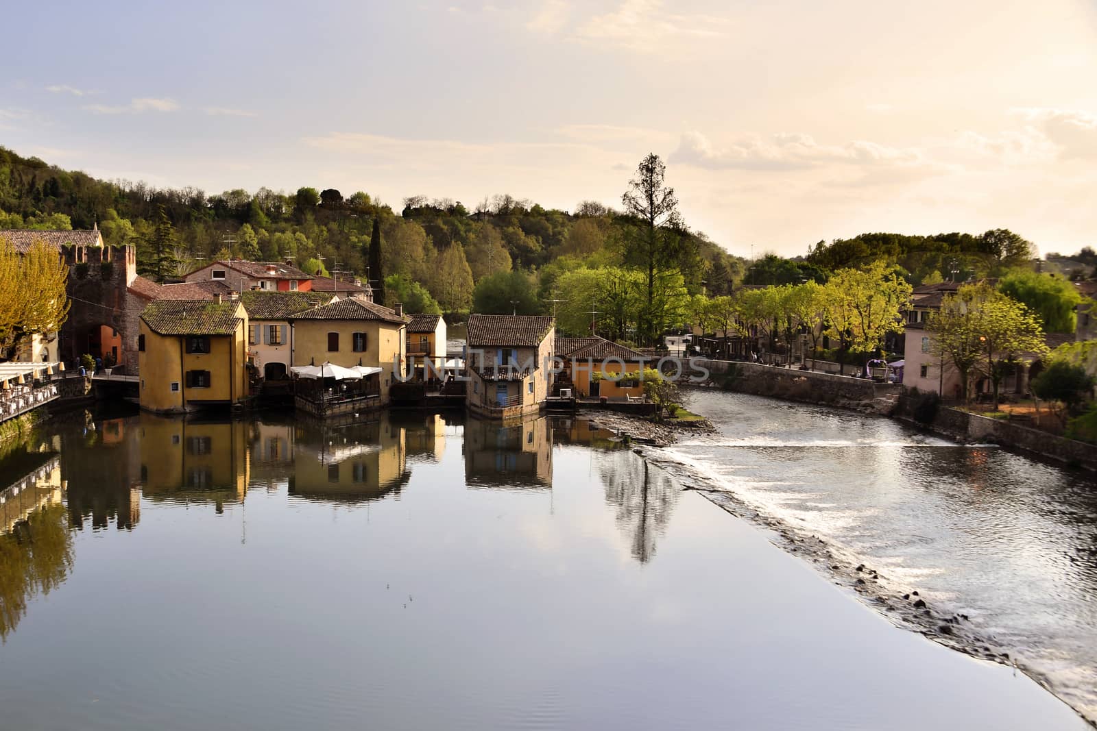 Il paesino di Borghetto sul Mincio,si rispecchia tranquillo nelle calme acque del fiume.