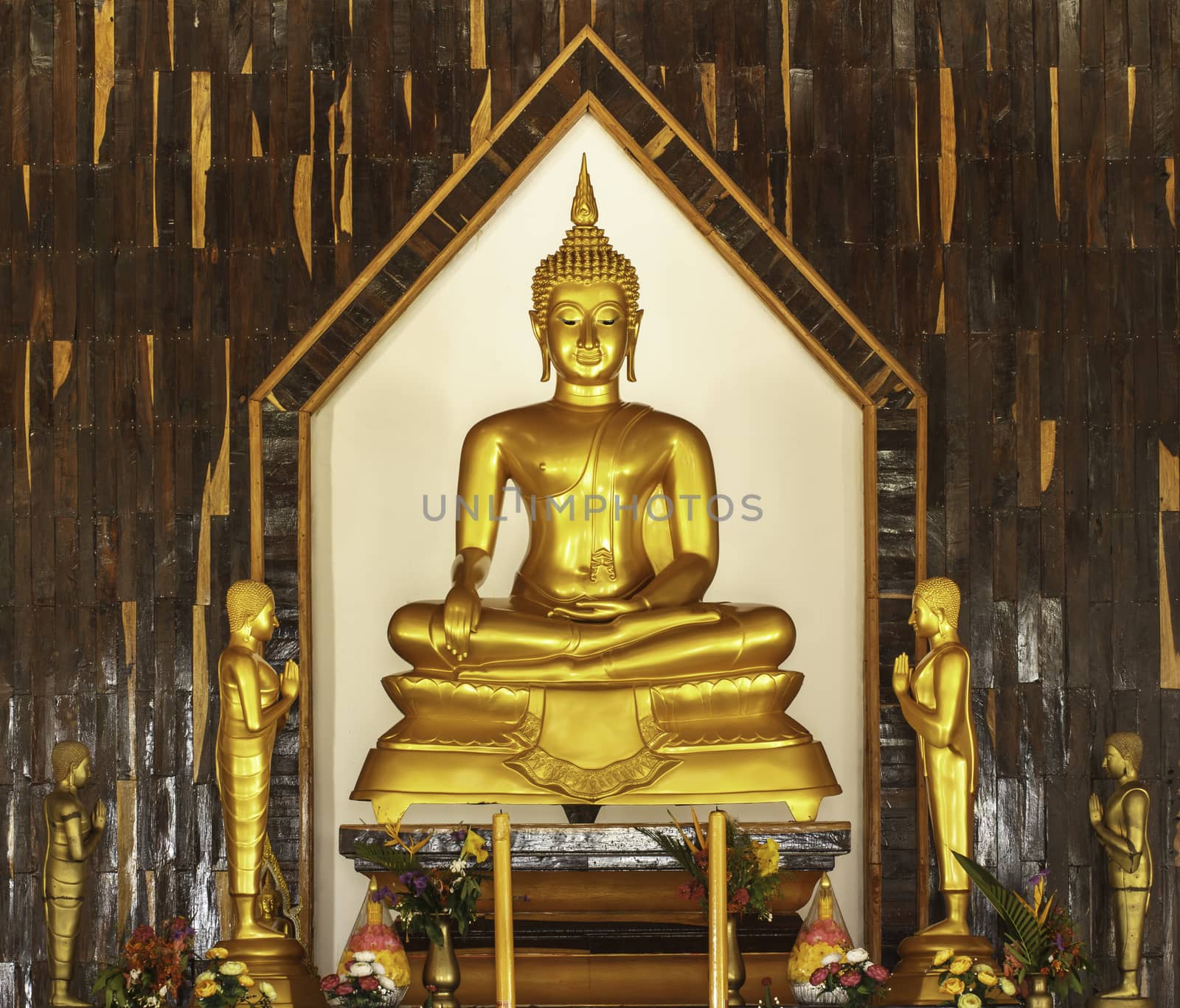 Golden Buddha by Praphan