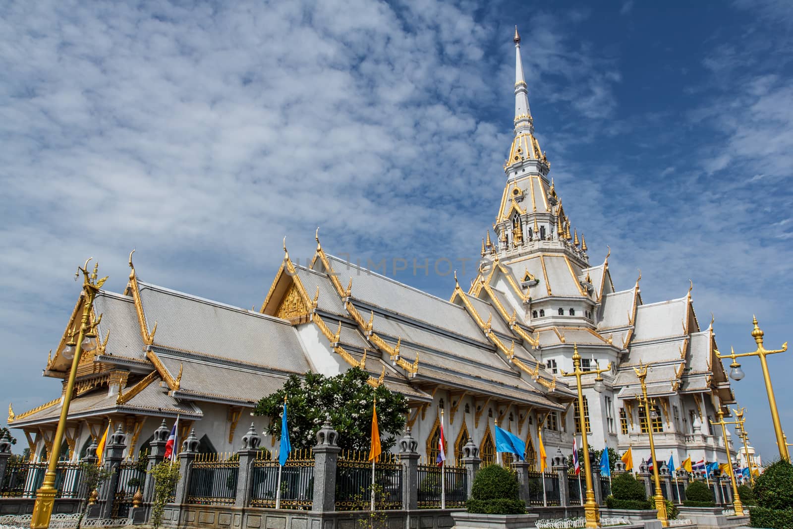 Buddhist temple by Praphan