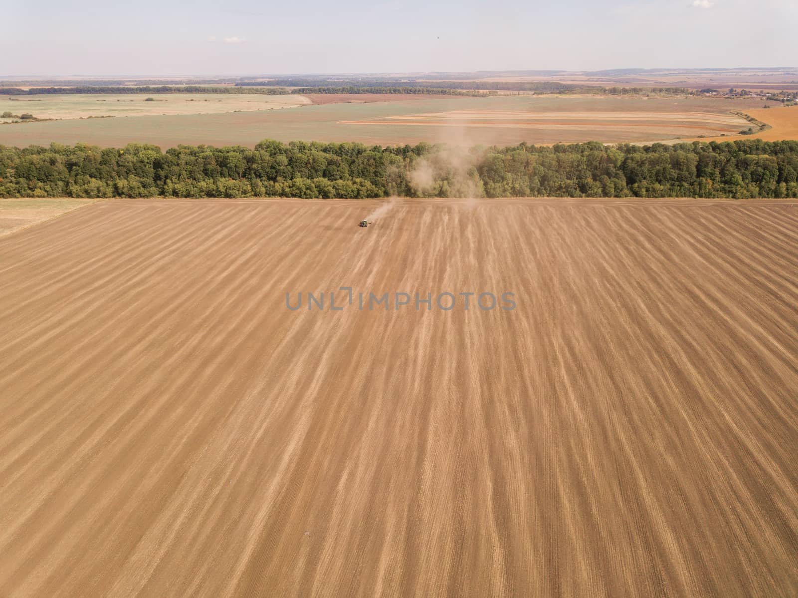 nazvaniye Aerial View of Golden Wheat field. Agronomic firm by TrEKone