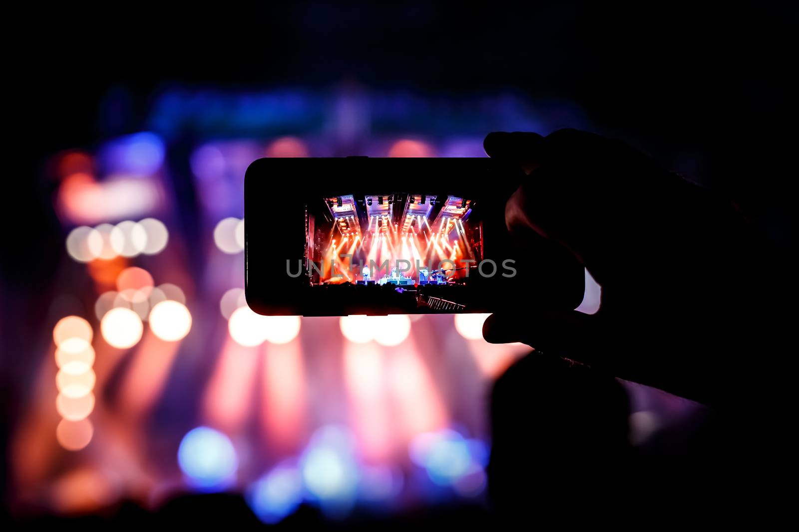 Stream online live concert to social networks from music show