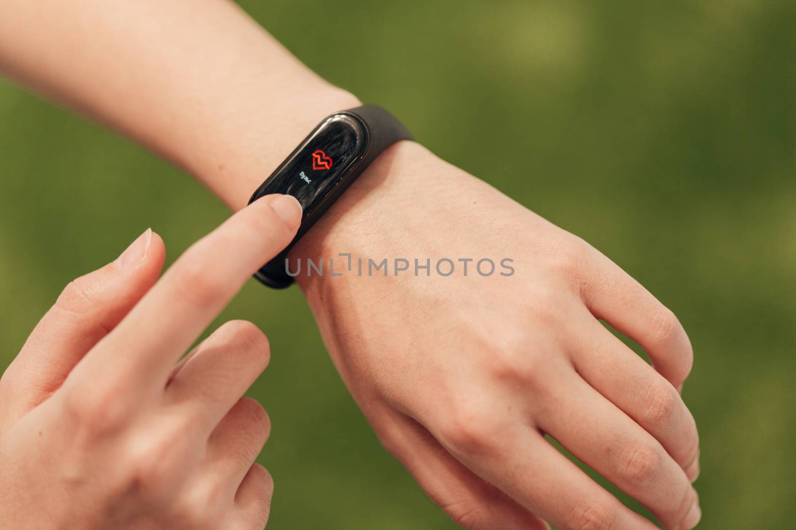 The smartwatch on the wrist measures the heartbeat. Pulse check.