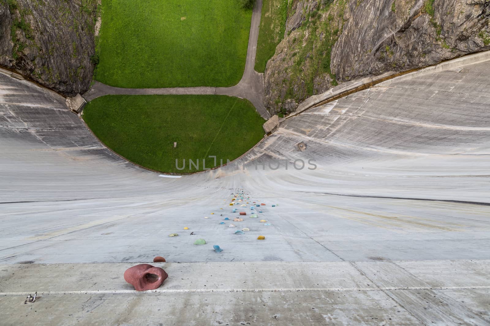 Climbing wall on Luzzone dam by oliverfoerstner