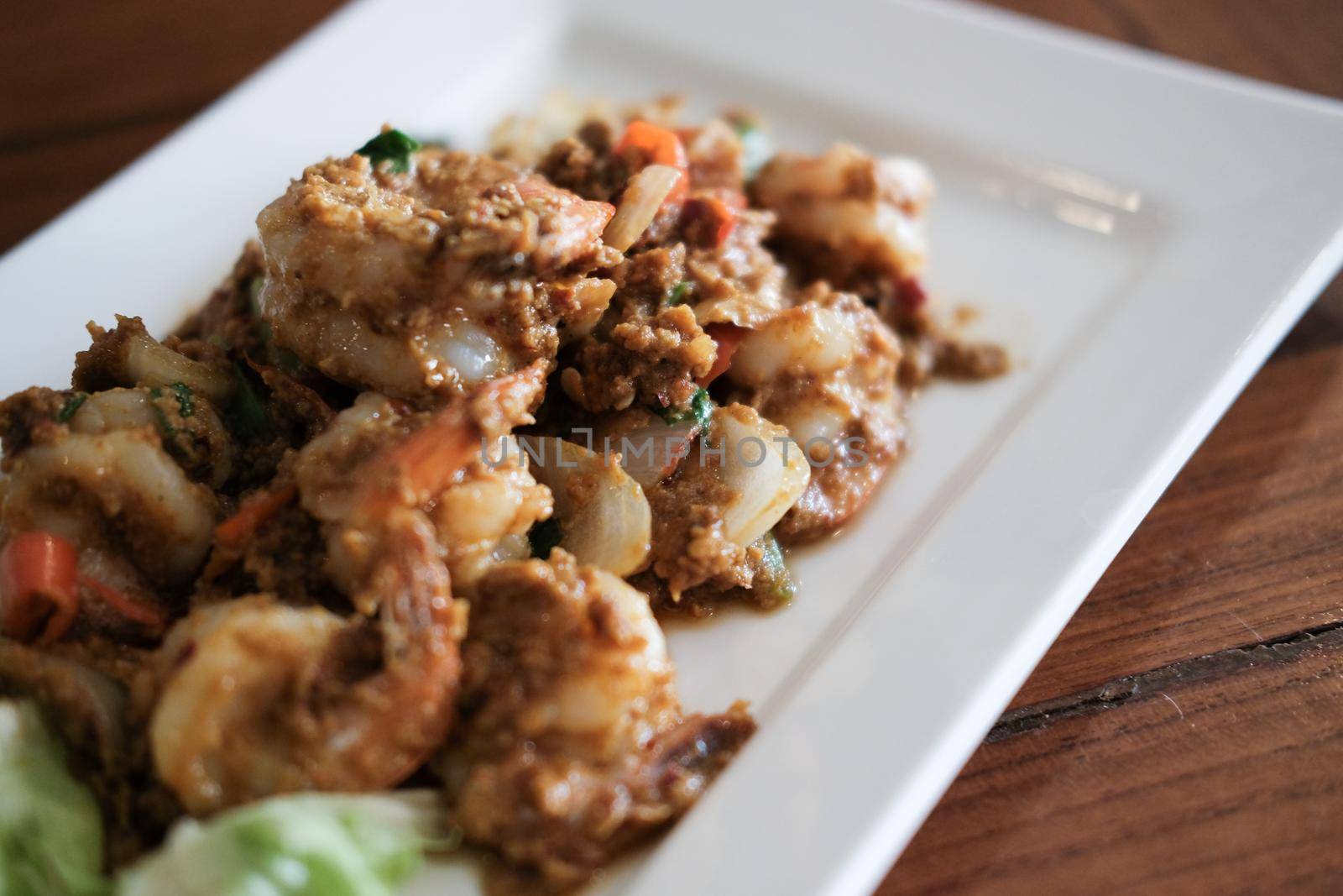 shrimp stir fried with curry powder paste