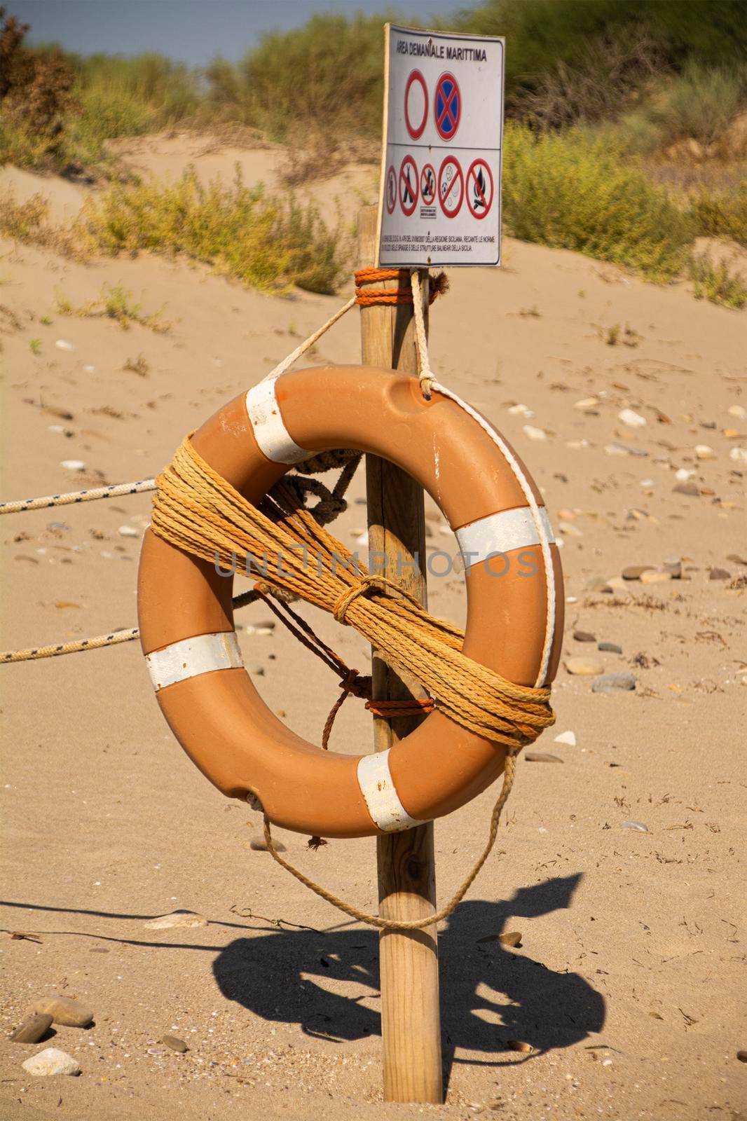 Life buoy attached to the pole by pippocarlot