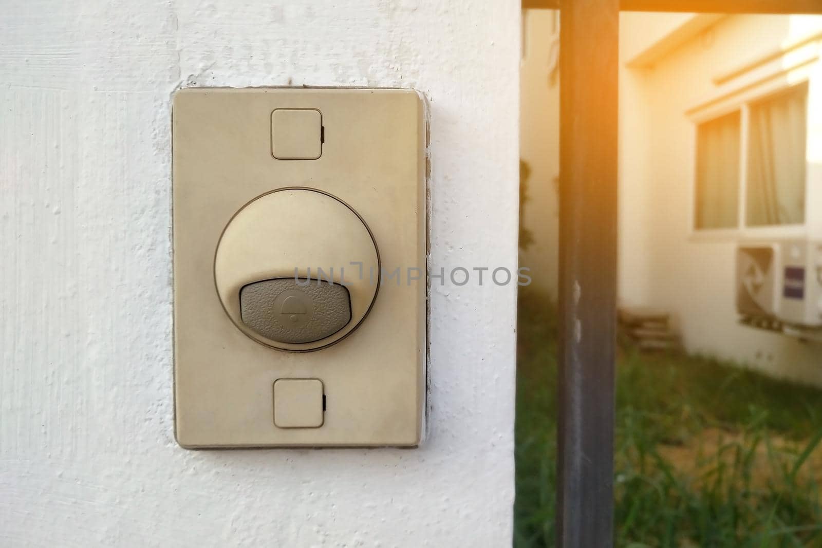 Front doorbell for pressing people in the house