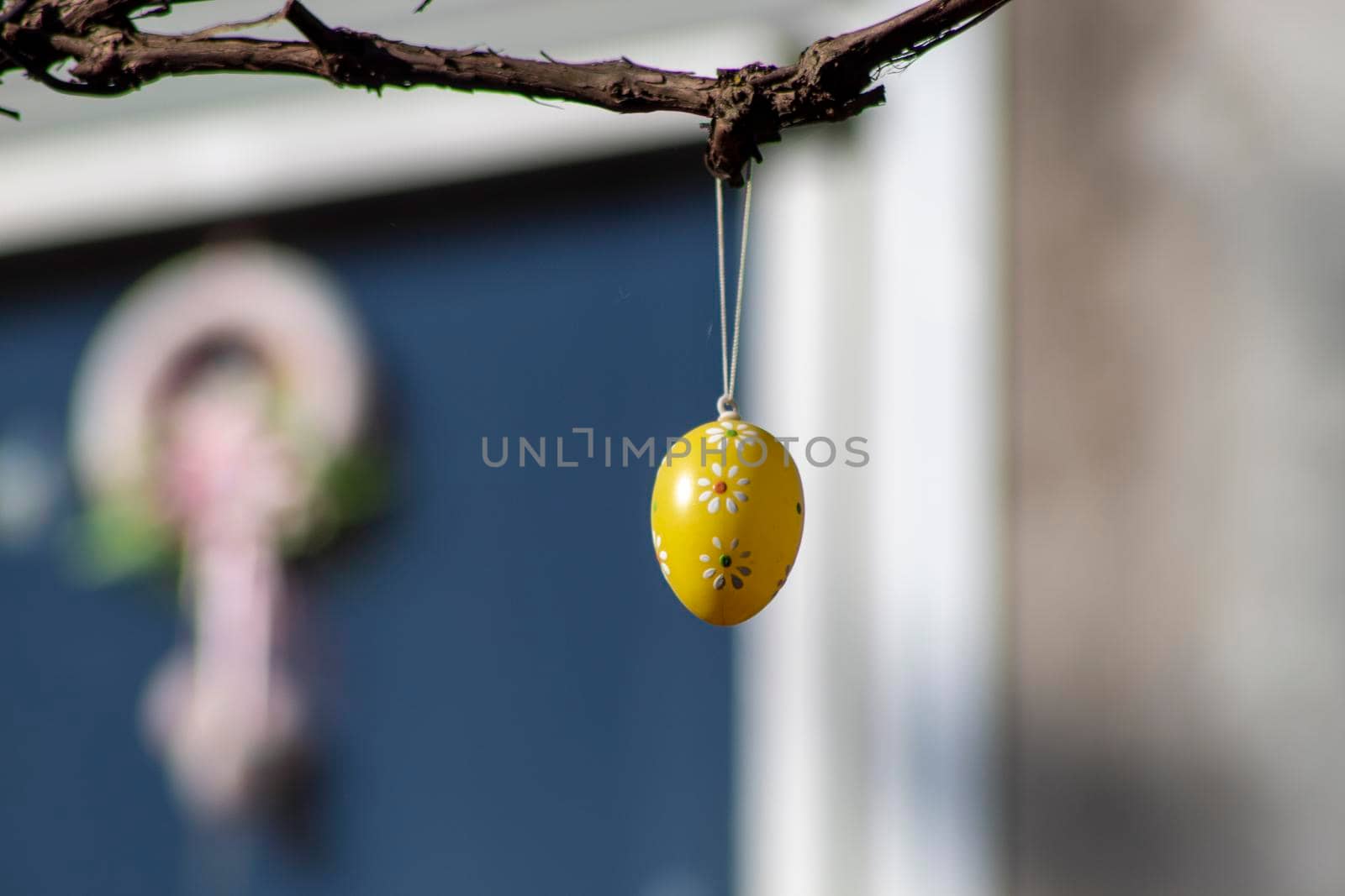 Single yellow easter egg background by bybyphotography
