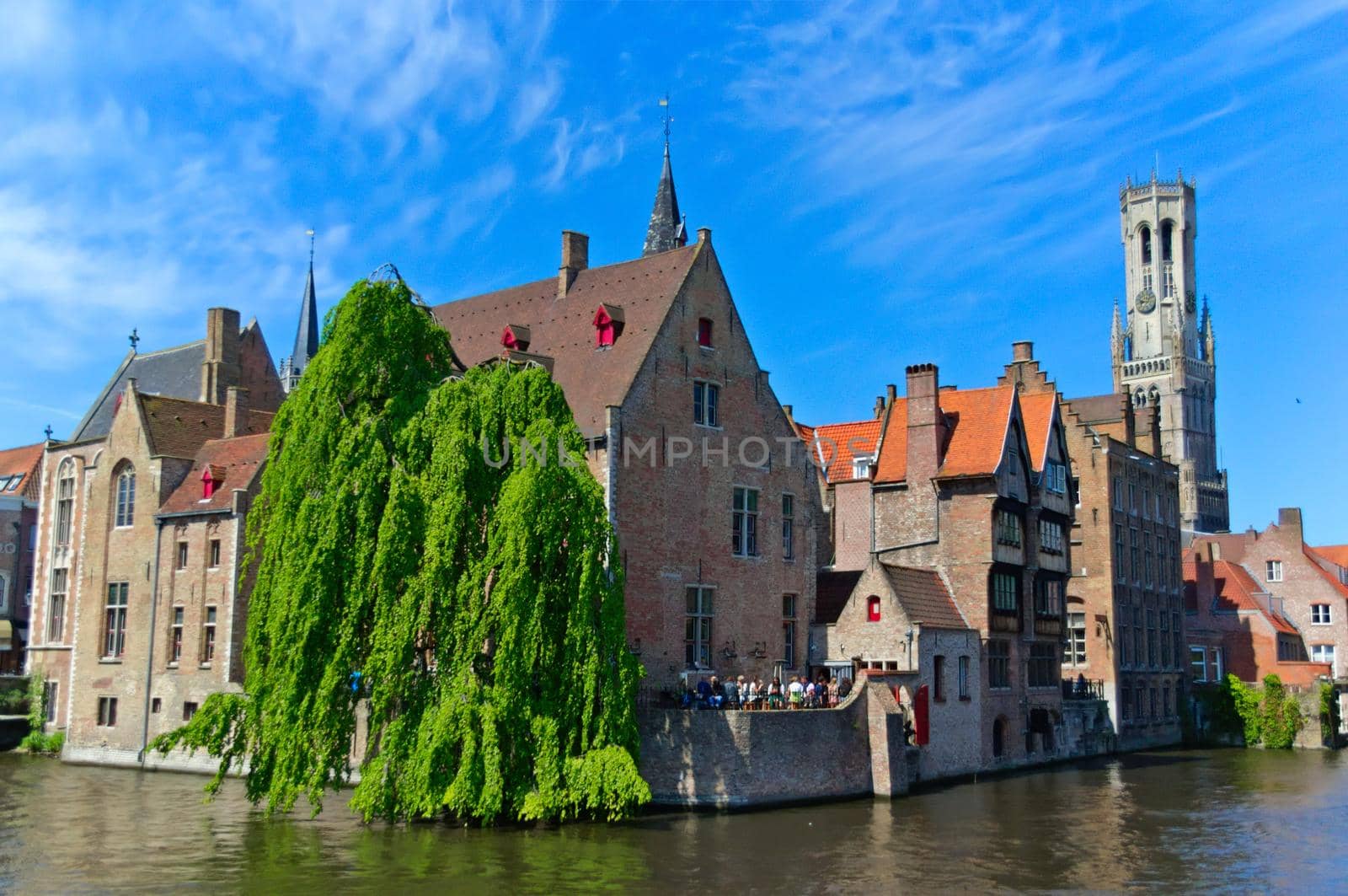 Corner in the canals of Brugge, Belgium. by hernan_hyper