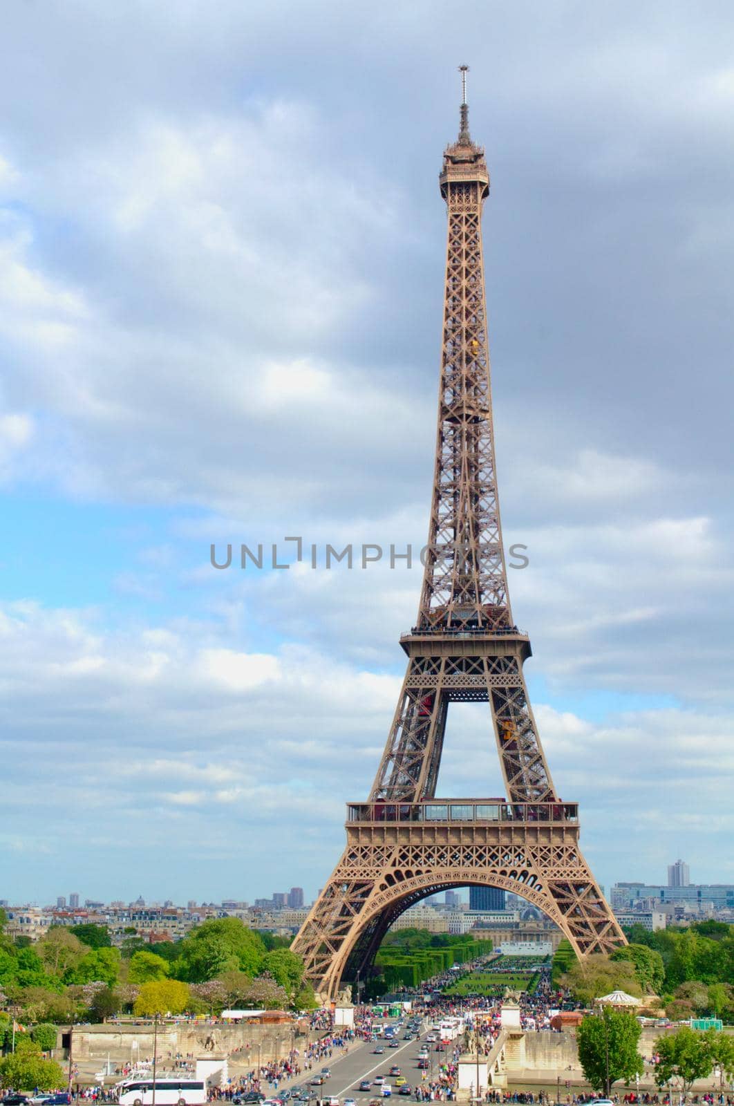 The Eiffel Tower seen from the Place du Trocadero by hernan_hyper