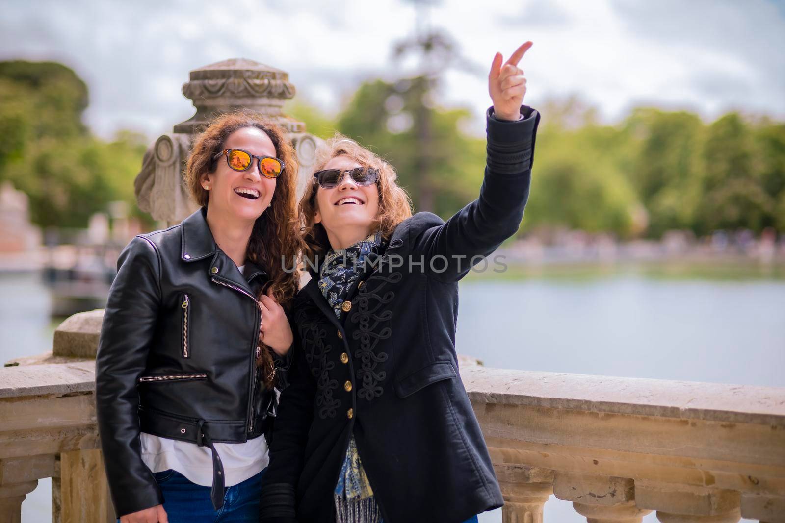 Happy tourists always smiling. by cabrera