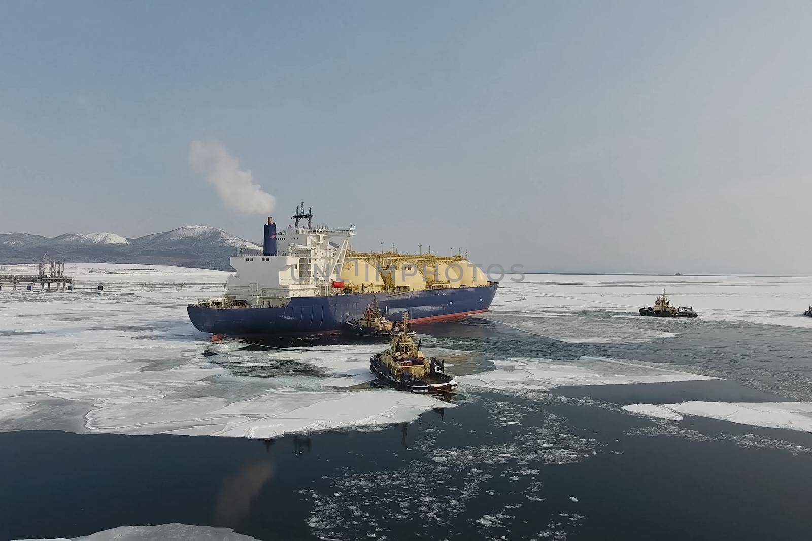 Towing a liquefied gas tanker. Transportation of hydrocarbons by sea.