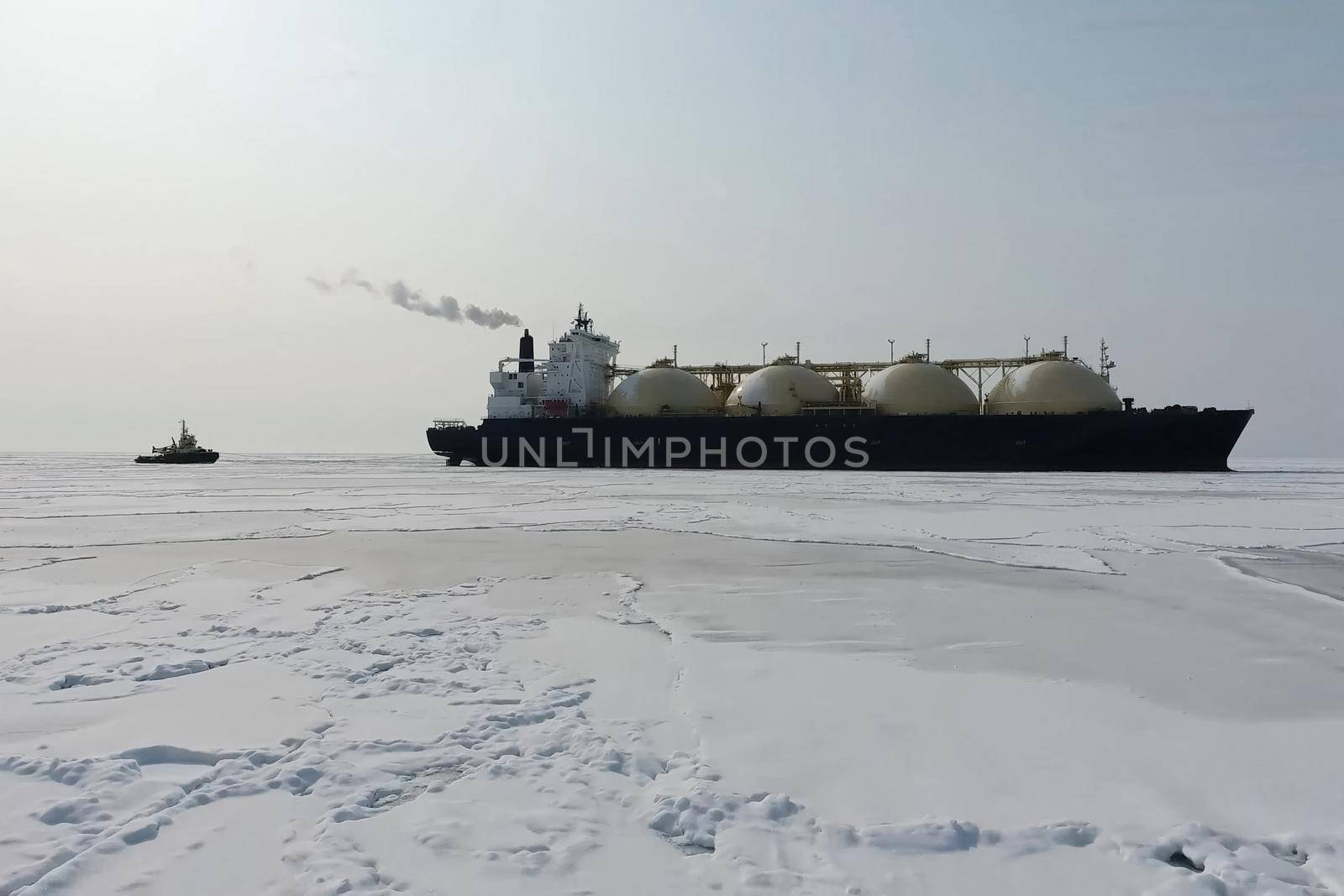Towing a liquefied gas tanker. Transportation of hydrocarbons by sea.