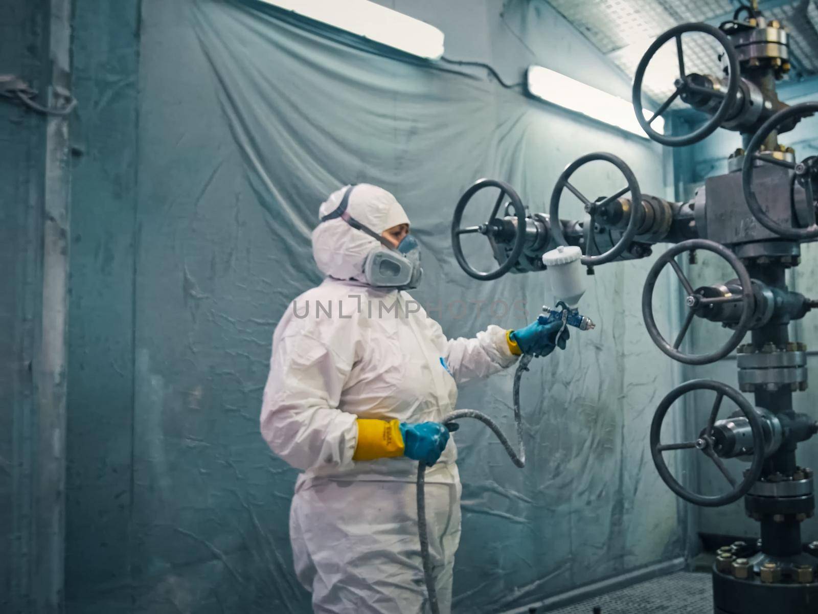 Painting the oil well catches at the plant. spray-sprayed.