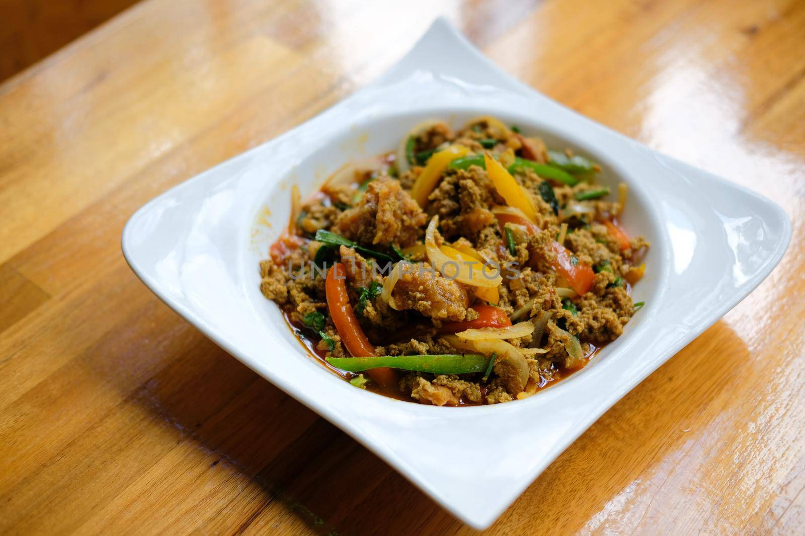 soft shell crab stir fried with curry powder paste, bell pepper, onion and vegetable