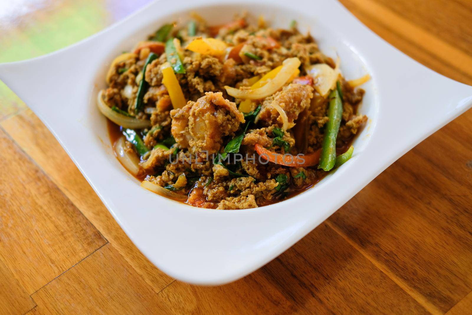 soft shell crab stir fried with curry powder paste, bell pepper, onion and vegetable