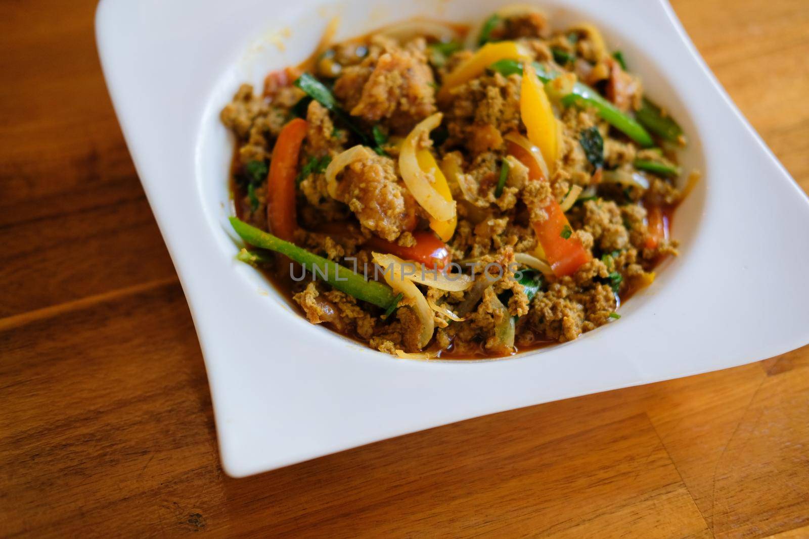soft shell crab stir fried with curry powder paste, bell pepper, onion and vegetable