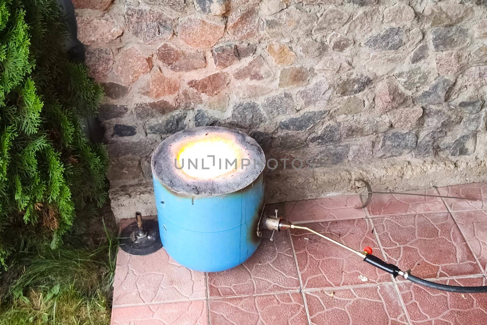 A homemade metal smelter. Melting metals at home.